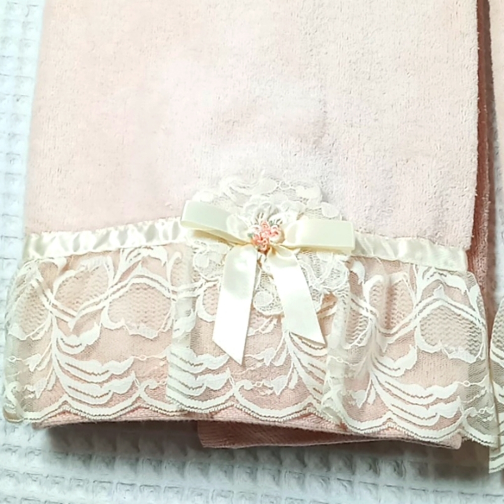 Vintage Avanti Look 1978 Soft Pink Bath Towels with Lace Trim Set of 2 - Picture 2 of 16